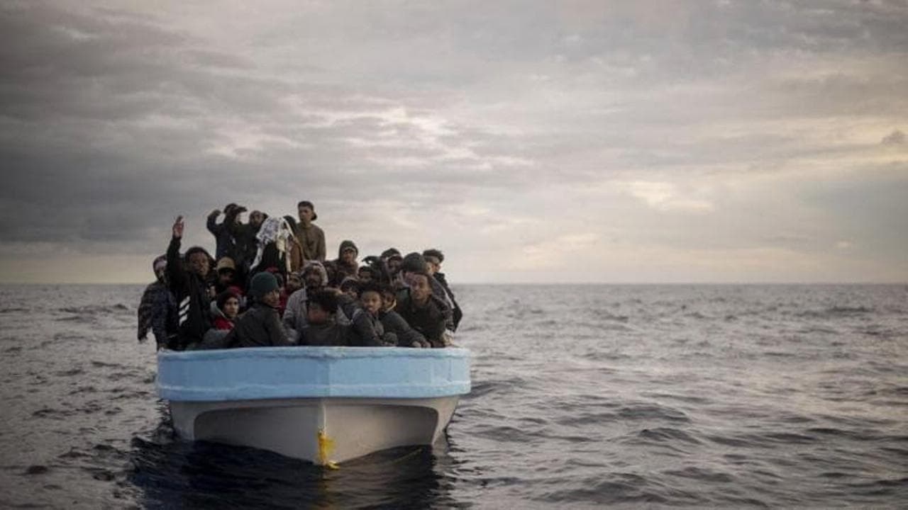 Migranten: 40 doden bij schipbreuk voor de kust van Tunesië. Onder de slachtoffers zijn ook pasgeborenen.