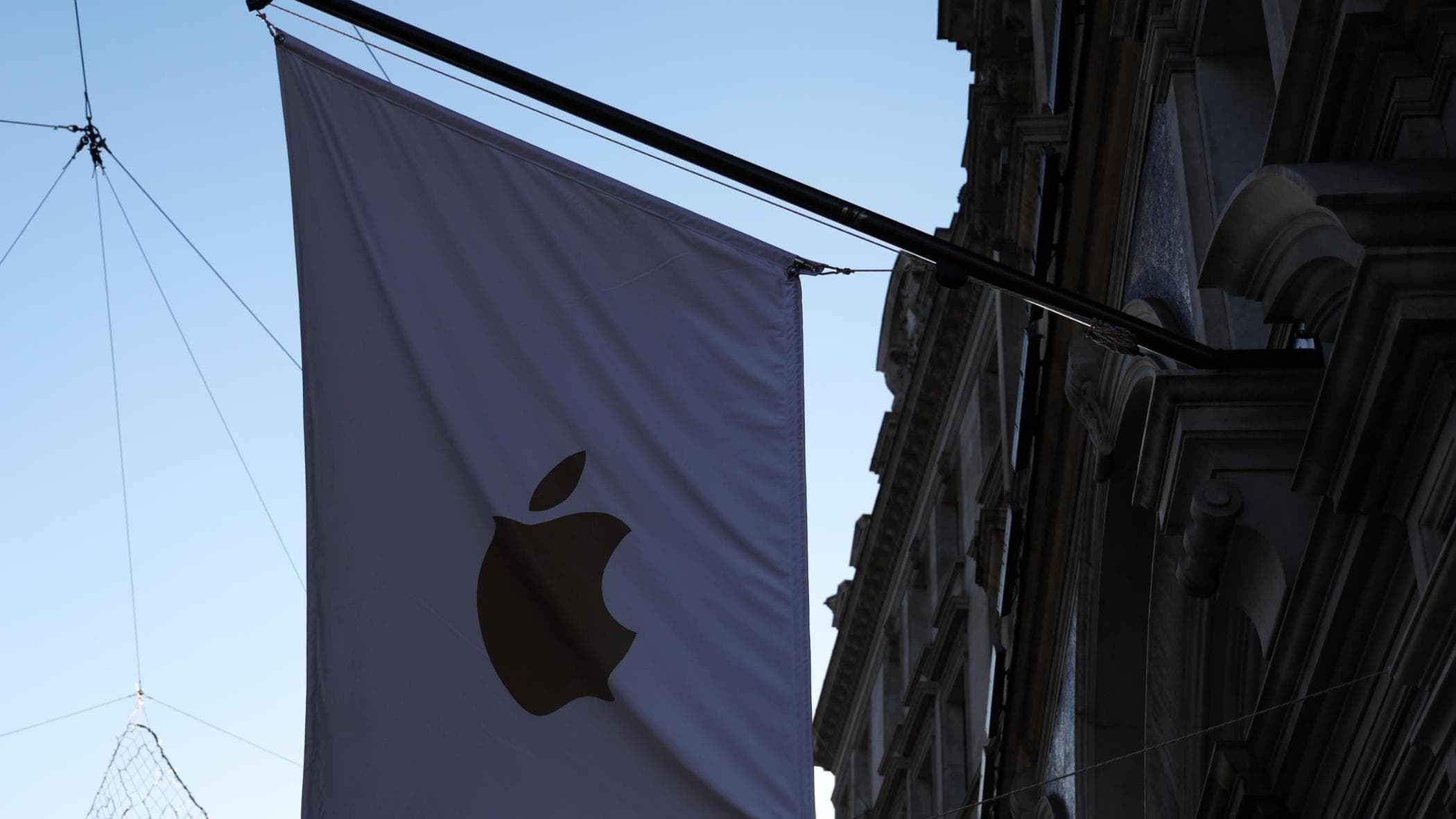 Apple бросает вызов Microsoft на фондовом рынке, оцениваемом более чем в 4 триллиона долларов. Гонка за второе место после Nvidia.