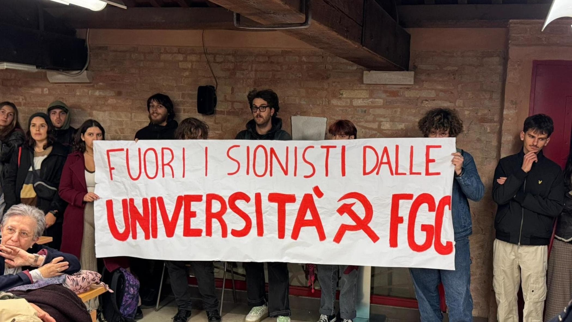 Insulti e gesto della P38, Ca’ Foscari si ribella dopo l’agguato a Fiano