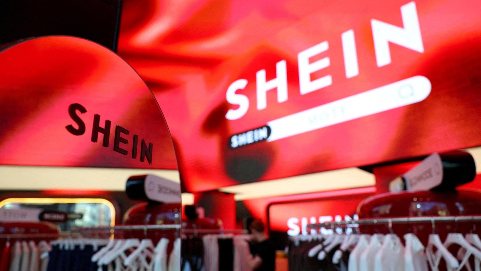 Франция: Шейн продает надувных кукол, похожих на детей, утверждая, что они являются «детской порнографией».