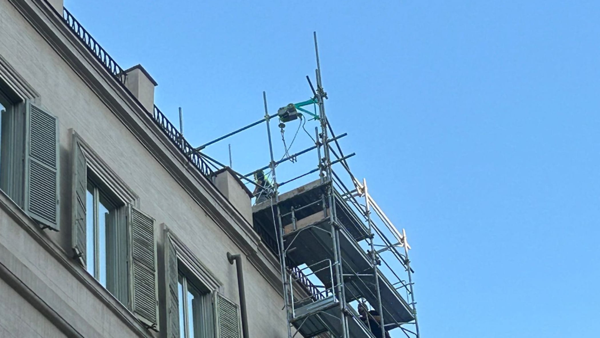 Operai senza casco, Meloni attacca Repubblica: “Polemica sul nulla”. La risposta del giornale