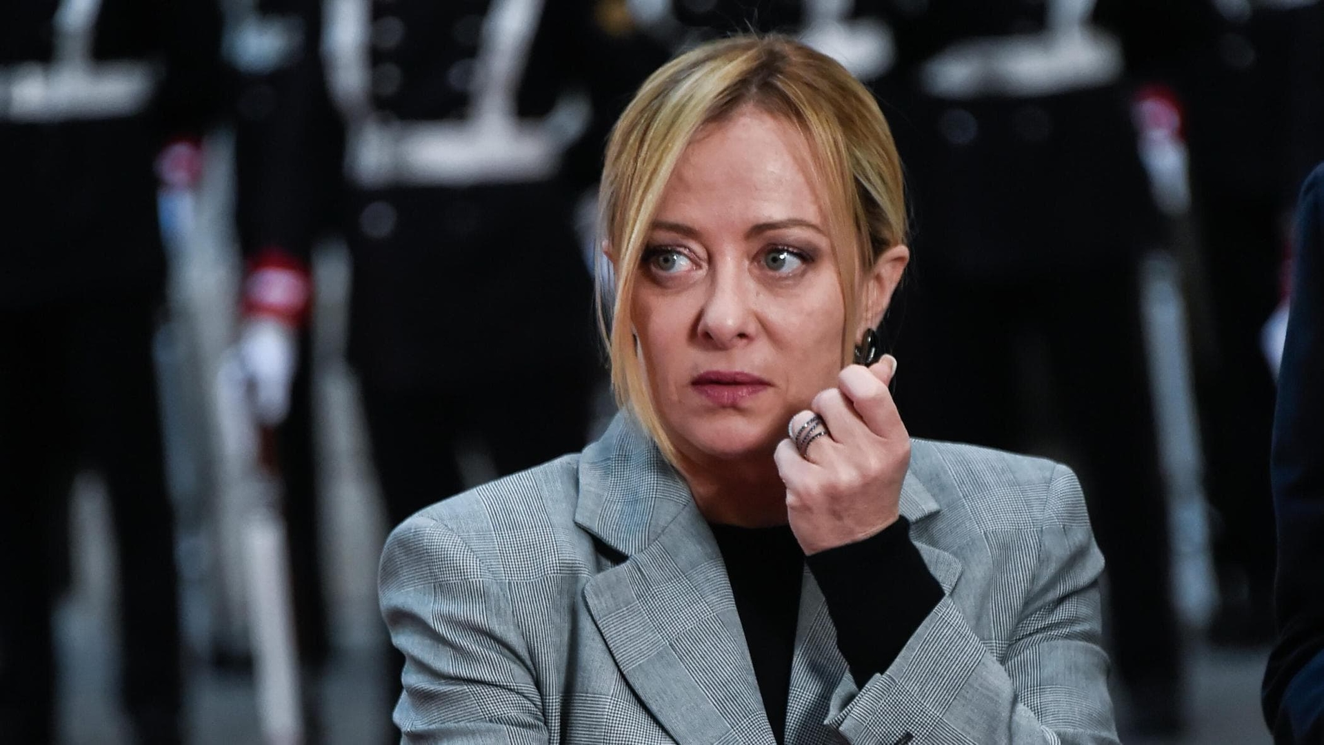 Politieke peilingen laten zien dat de buitenlandse directe investeringen (FdI) onder de 30% dalen. Ook de Democratische Partij daalt.