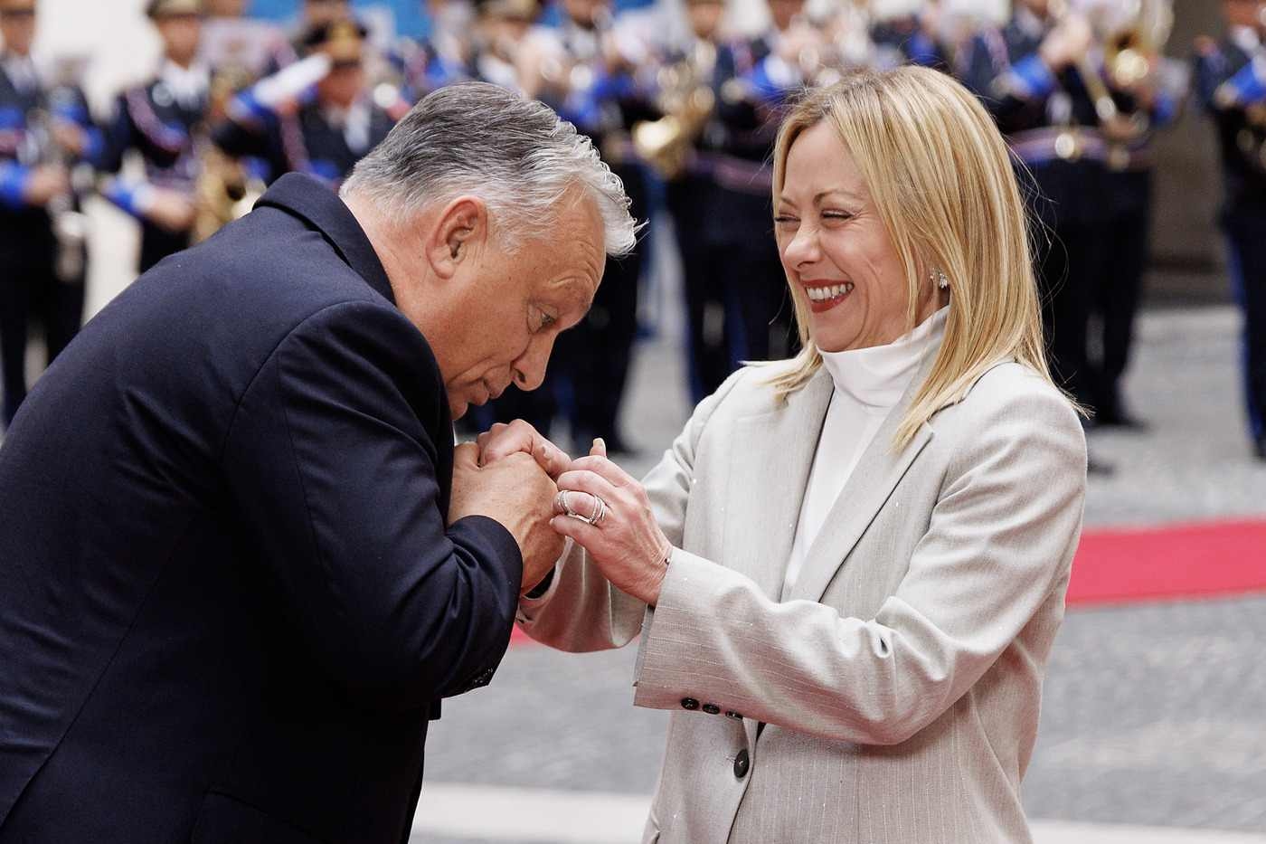 Meloni e Orban: un apostrofo rosa tra le parole “ti armo”