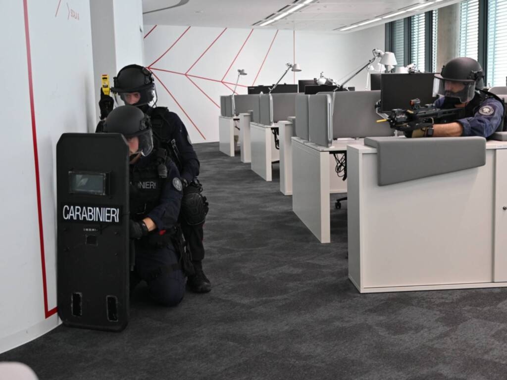 Milano - Milano, Generali Kulesi'ndeki rehineler: Ama bu bir terörle mücadele tatbikatı - - Varese Haberleri